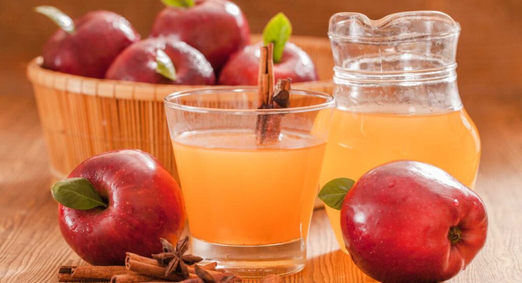 apples and apple cider vinegar in a glass